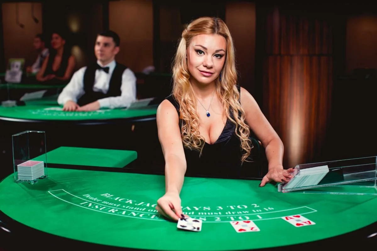 Tampilan ruang kasino live A200M dengan meja dealer langsung